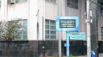 Antes da exigência por lei, a administração pública da Cidade Azul colocou um painel em frente ao Paço com dados oficiais