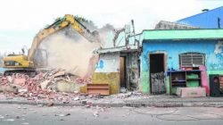 Tratores e outros maquinários fizeram o trabalho de demolição dos imóveis, que já estavam com a estrutura comprometida