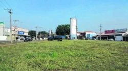 Área destinada à construção de novo Centro Dia do Idoso em Rio Claro está deste jeito: vazia e com mato. O empenho da obra ocorreu de dezembro de 2013, com repasse de R$ 300 mil