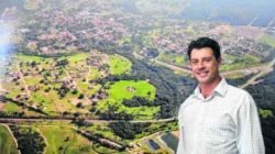 Prefeito Rogério Ulson, em seu gabinete no paço, aponta locais onde devem acontecer obras para beneficiar o turismo