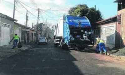 Coletores fazem recolhimento do lixo em bairro de Rio Claro. Serviço funciona normalmente no feriado de quarta-feira (24)