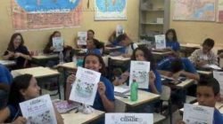 Alunos da Escola Coronel Joaquim Salles participaram na sexta-feira (26) de uma atividade que incluía a pintura da capa do JC. Atividade foi desenvolvida pelo professor Luiz Henrique