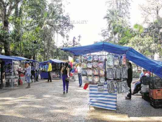 Barracas dos ambulantes instaladas no Jardim Público. Os profissionais querem sua permanência no local garantida por lei