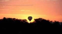 O espetáculo de cores não se restringe aos balões e a Cidade Azul muda o tom do seu céu para abrilhantar ainda mais o evento