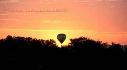 O espetáculo de cores não se restringe aos balões e a Cidade Azul muda o tom do seu céu para abrilhantar ainda mais o evento