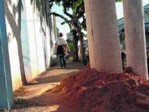 Pedestres têm apenas um espaço estreito para transitar em calçada na Avenida 2