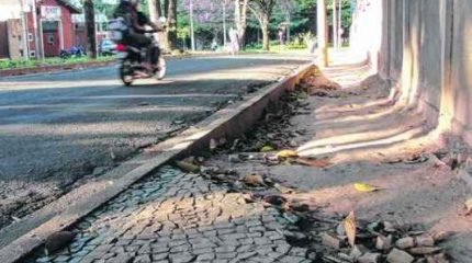 Calçadas em condições precárias motivam queixas de pedestres em diferentes bairros