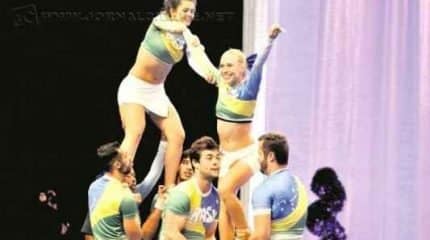 Igor (ao centro) e Augusto (à direita) durante apresentação no campeonato mundial da modalidade (foto: Caroline Adami)