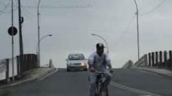 Ciclistas atravessam pontilhão do Inocoop. Prefeitura apresenta como alternativa aos ciclistas ciclofaixa na Avenida dos Costas, que garante travessia segura