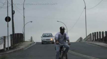 Ciclistas atravessam pontilhão do Inocoop. Prefeitura apresenta como alternativa aos ciclistas ciclofaixa na Avenida dos Costas, que garante travessia segura