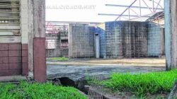 Empresa que venceu licitação em administração anterior iniciou as obras em 2008 e não conseguiu concluir o serviço. Alunos dividem espaço com “ruínas”
