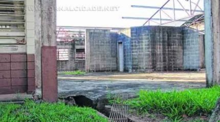 Empresa que venceu licitação em administração anterior iniciou as obras em 2008 e não conseguiu concluir o serviço. Alunos dividem espaço com “ruínas”