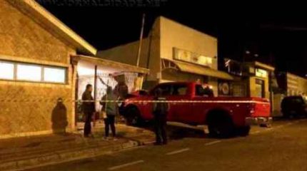 Condutor de caminhonete perdeu o controle e destruiu fachada de residência na Jacutinga