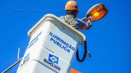 Lâmpada de poste em rua do Jardim Guanabara é trocada