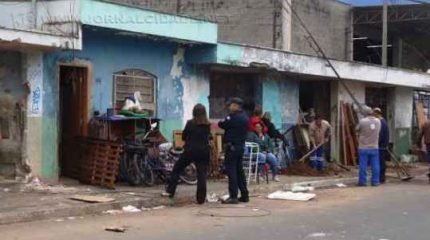 Famílias retiram móveis e pertences das residências