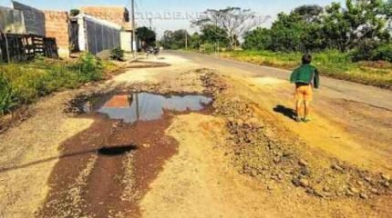 Moradores do Jd. Novo I esperam por reparo em asfalto na Rua 13 há cerca de três anos