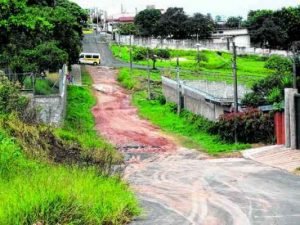 Acesso sem asfalto provoca queixas de moradores