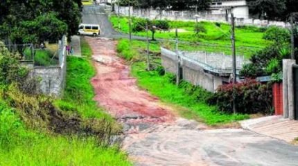 Acesso sem asfalto provoca queixas de moradores