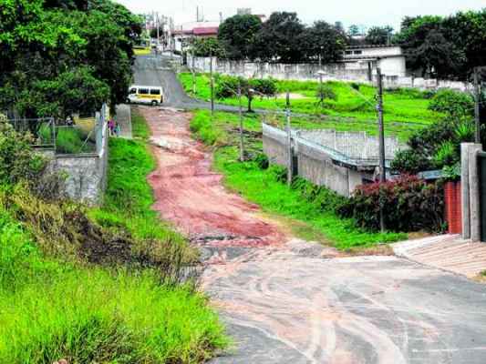 Acesso sem asfalto provoca queixas de moradores