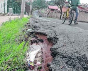 EROSÃO: funcionário de um condomínio ao lado, André Bernardo diz que deformação no asfalto completa três meses