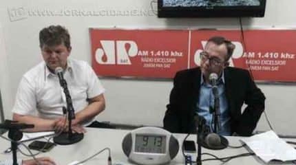 Os vereadores Juninho da Padaria (DEM) e Agnelo Matos (PT) durante o programa “Na Roça” desse sábado, 30