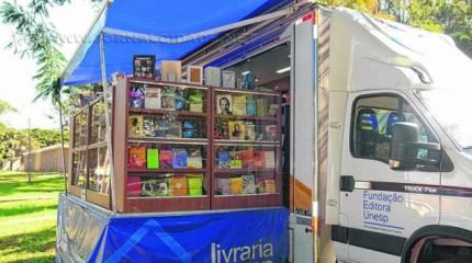 A livraria sobre rodas, que conta com mais de cinco mil títulos, atende o público em geral, que poderá comprar livros com até 40% de desconto