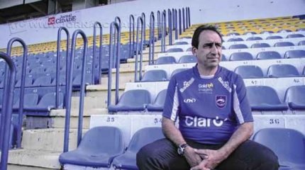 O técnico Luis dos Reis tem observado jogadores das divisões do Brasileiro e visa iniciar os treinamentos no mês de novembro