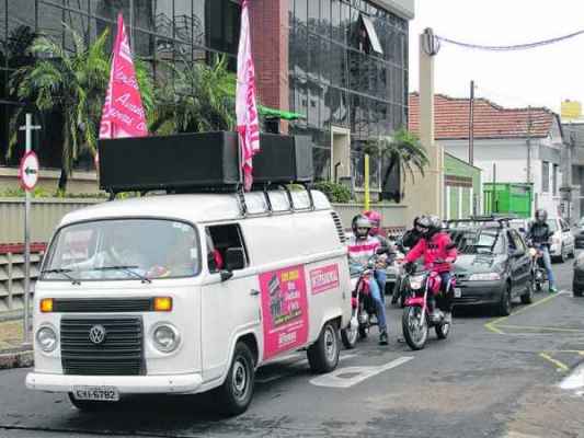 Um carro de som utilizado pelo sindicato percorreu as ruas do Centro de Rio Claro na manhã dessa segunda-feira (1º)