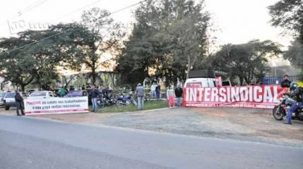 Funcionários demitidos fizeram manifestação nessa quarta-feira (17). Trabalhadores cobram da empresa o pagamento das verbas rescisórias