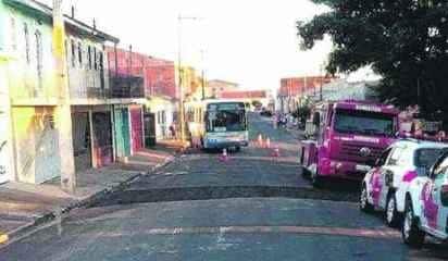 Foi necessário isolar a área. Bombeiros estiveram no local