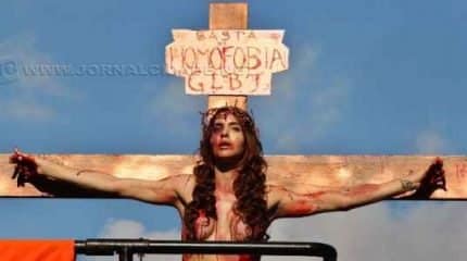 Na foto, a atriz transexual Viviany Beleboni encenando a crucificação durante a Parada do Orgulho LGBT que aconteceu no dia 7 deste mês (Foto: Sergio Castro/Estadão)