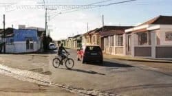 Ciclista divide espaço com carro em cruzamento confuso