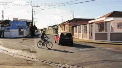 Ciclista divide espaço com carro em cruzamento confuso