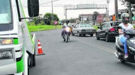 Equipe da concessionária Colinas esteve na rodovia Fausto Santomauro (SP-127) nessa sexta (12) para conter um vazamento