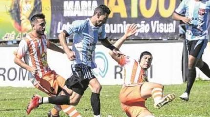 Jogo foi bastante disputado e equilíbrio deve ser mantido para o jogo de volta, sem favorito para conquistar o Regionalzão (Foto: Sanderson Barbarini)