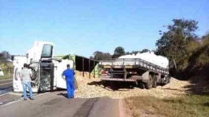 Carga do caminhão se espalhou pelo local (Foto: Juliano Assi Bastos)