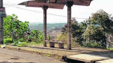 Problemas em ponto de ônibus provocam reclamações na Vila Olinda. Buracos ao longo da Rua 10 também geram queixas