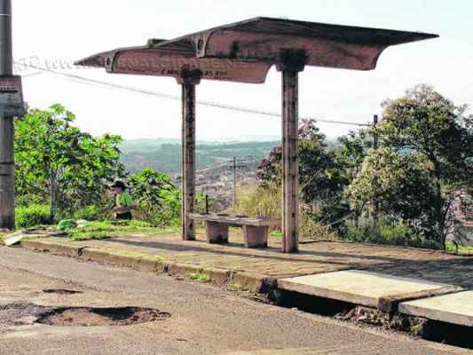Problemas em ponto de ônibus provocam reclamações na Vila Olinda. Buracos ao longo da Rua 10 também geram queixas