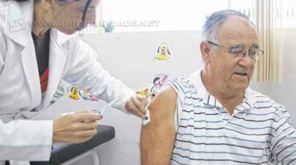 Idoso ao tomar a vacina contra a gripe em unidade de saúde (Foto: SESA/Fotos Públicas)