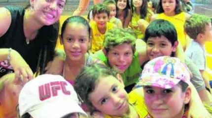 Nas fotos, crianças participantes do projeto; o Sesi Rio Claro fica localizado na Avenida M-29, 441, no Jardim Floridiana