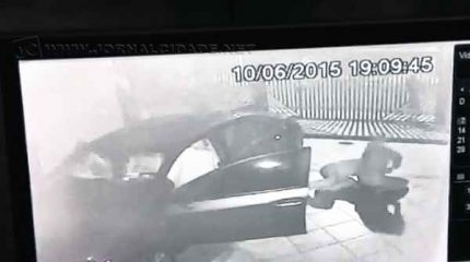 Em um assalto no dia 10 de junho, assaltantes entraram na garagem de uma casa e levaram um celular, um dos objetos mais cobiçados em ações rápidas