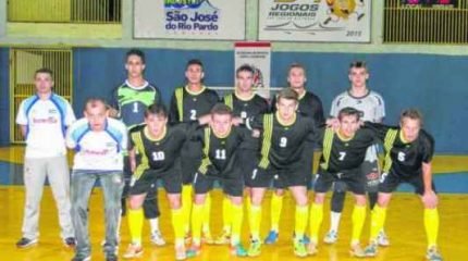 Time de futsal masculino estreou com goleada de 9 a 1 sobre a cidade de Aguaí. Ao lado, a capoeira masculina e feminina posa para fotos com o troféu de campeões da modalidade