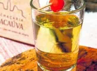 Cachaçarias Fuzuê e Macaúva, além de produzirem a aguardente, também oferecem espaço para culinária e entretenimento