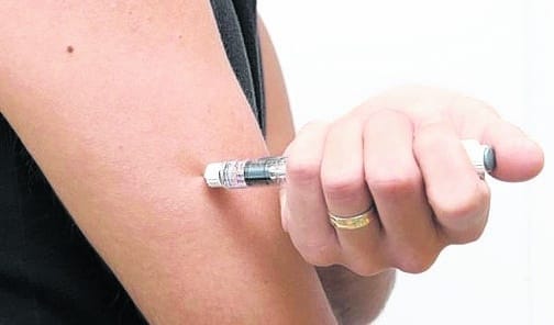 Paciente aplica insulina para o controle da diabetes