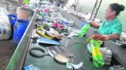 No total, mais de quarenta pessoas trabalham na cooperativa de material reaproveitável, localizada no Distrito Industrial
