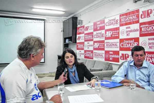 Na foto de arquivo, a ex-deputada federal Aline Corrêa (PP) ao lado do vereador Júlio Lopes (PP) em entrevista