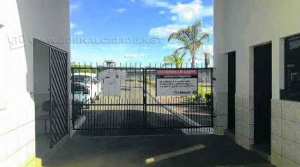 Frente da Penitenciária II nessa segunda-feira (20) indicando a adesão à paralisação