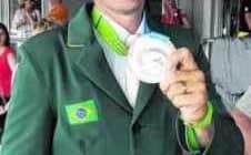 O cavaleiro Henrique Plombon Pinheiro posa com a medalha de prata obtida por equipes (Foto: divulgação)