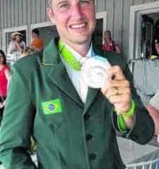 O cavaleiro Henrique Plombon Pinheiro posa com a medalha de prata obtida por equipes (Foto: divulgação)