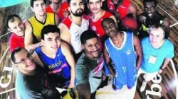 Burleson registra o treino. O técnico Léo Figueiró é o segundo, da esquerda para a direita (Divulgação/LNB)